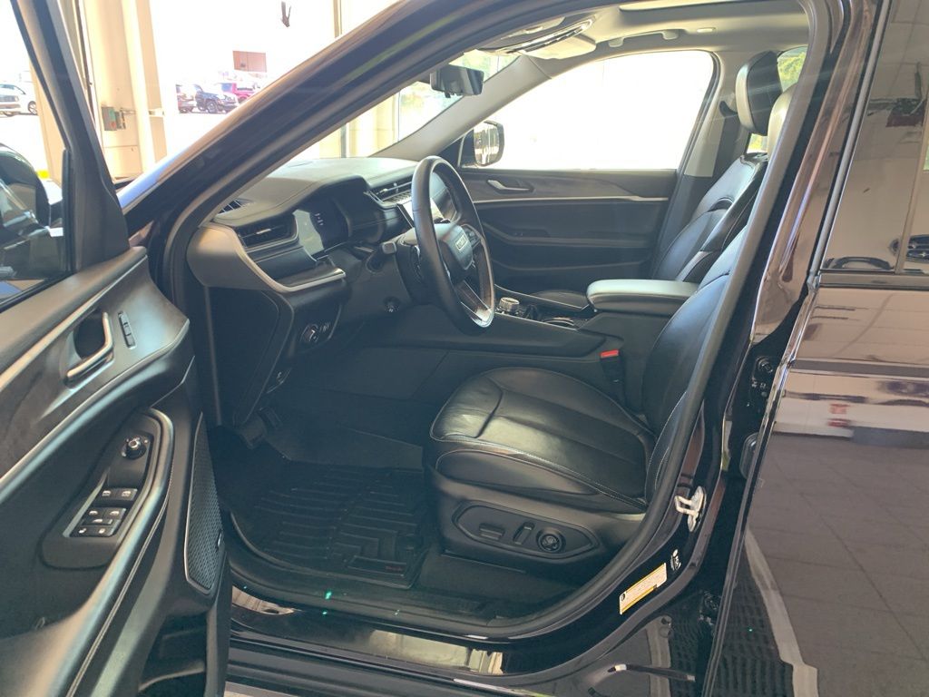 2022 Jeep Grand Cherokee Limited photo 2