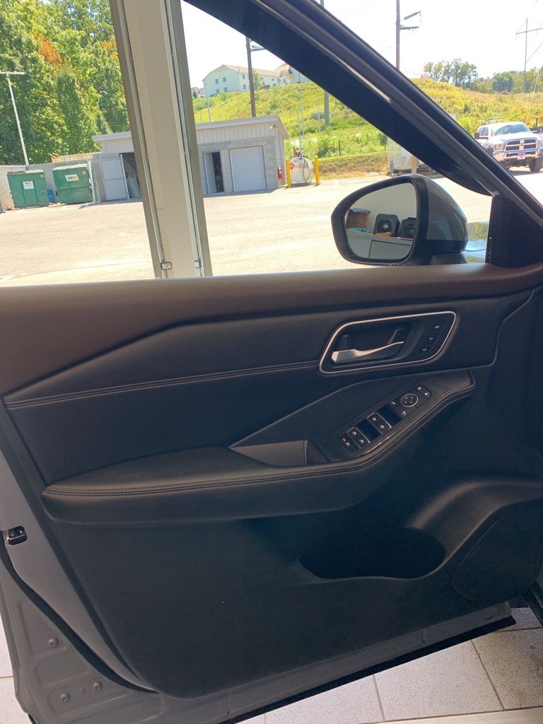 2021 Nissan Rogue Platinum photo 2