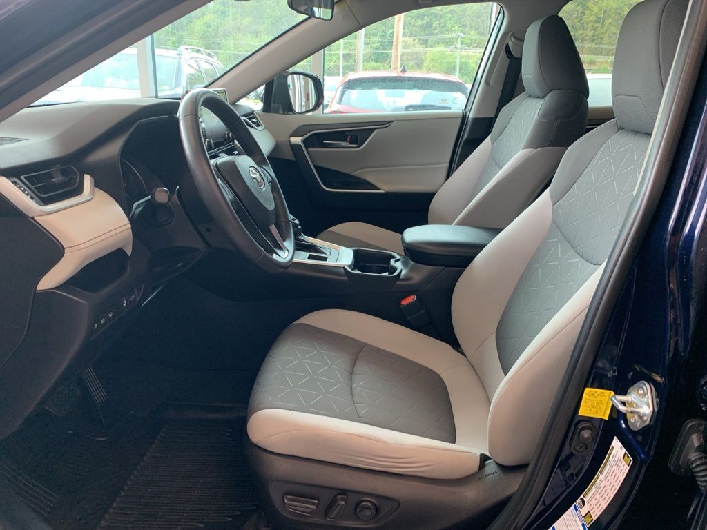 2020 Toyota RAV4 XLE photo 3