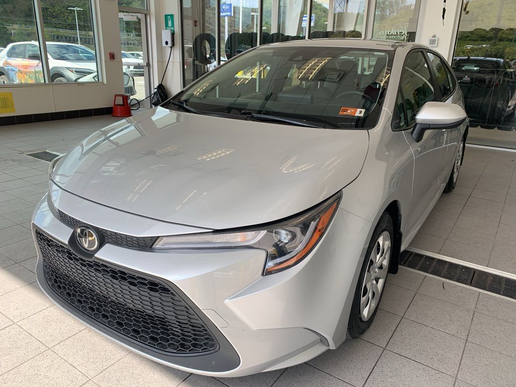2022 Toyota Corolla LE photo 2