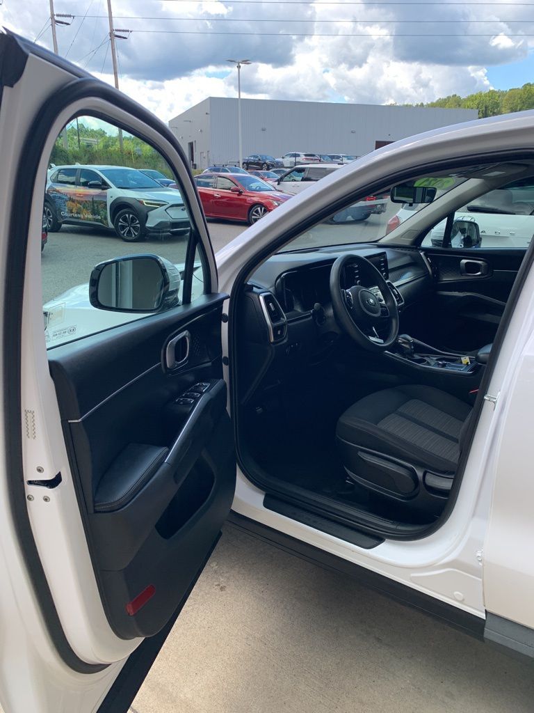 2021 Kia Sorento LX photo 2