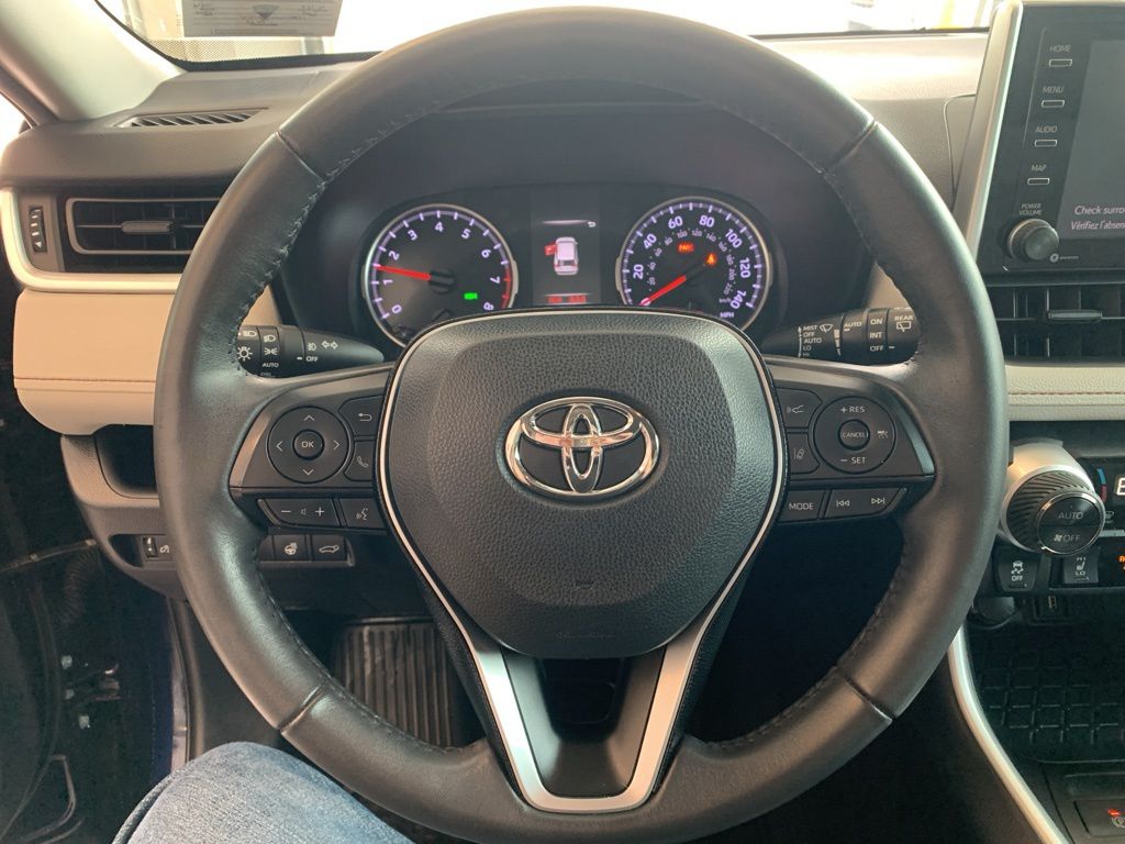 2020 Toyota RAV4 XLE photo 4