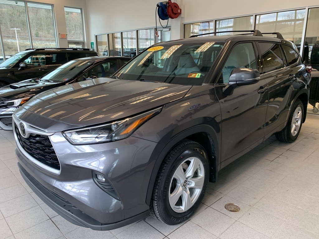Used 2022 Toyota Highlander LE with VIN 5TDBZRBH7NS216390 for sale in Bridgeport, WV