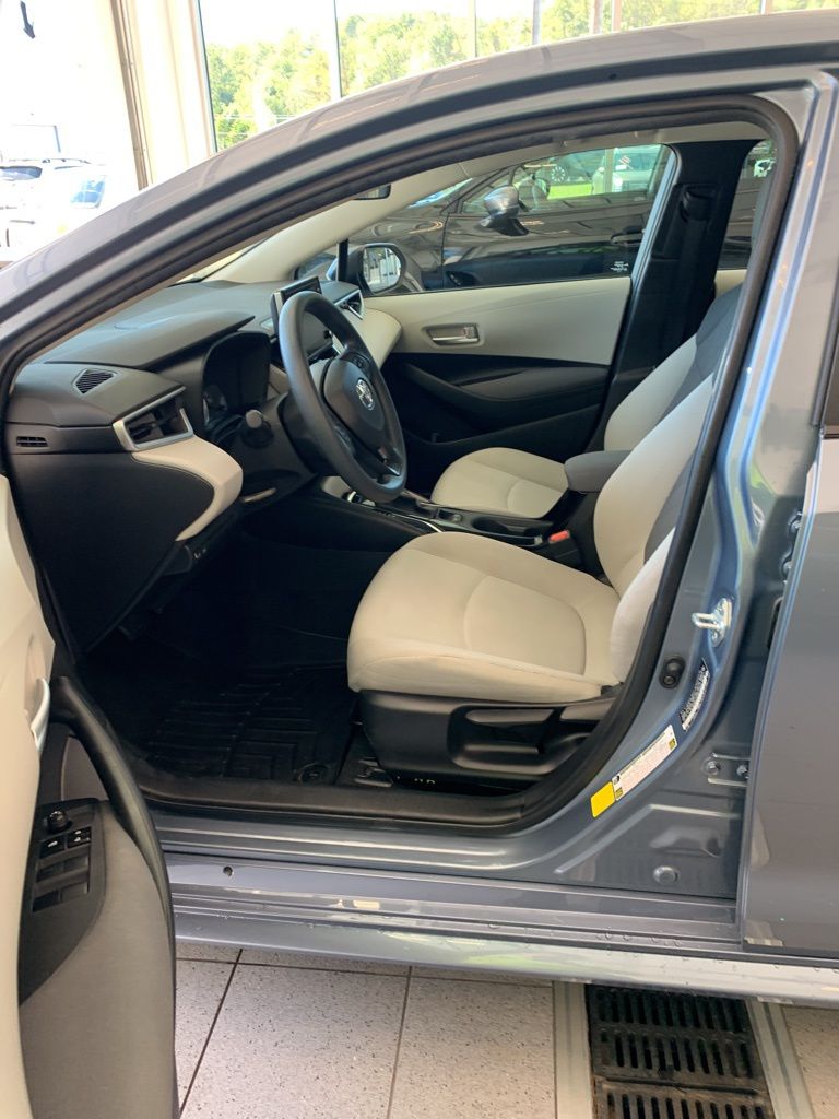 2021 Toyota Corolla LE photo 3