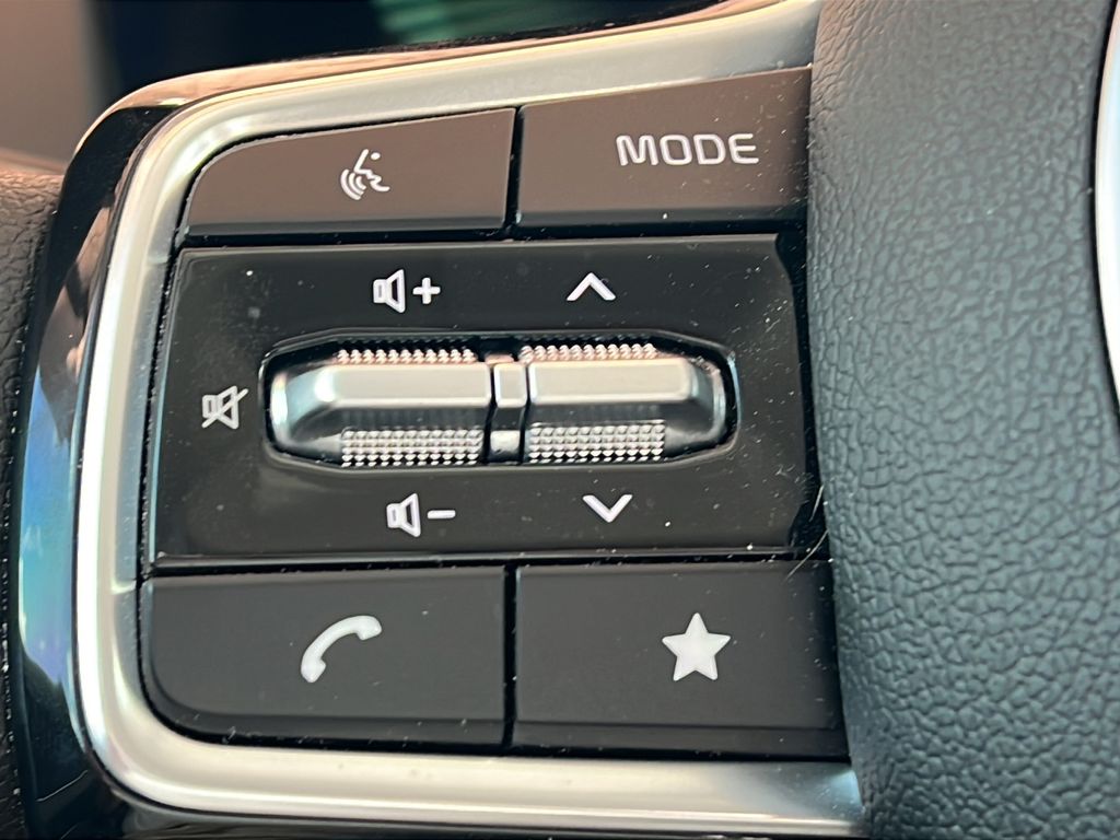 2025 Kia Sorento LX - Photo 22