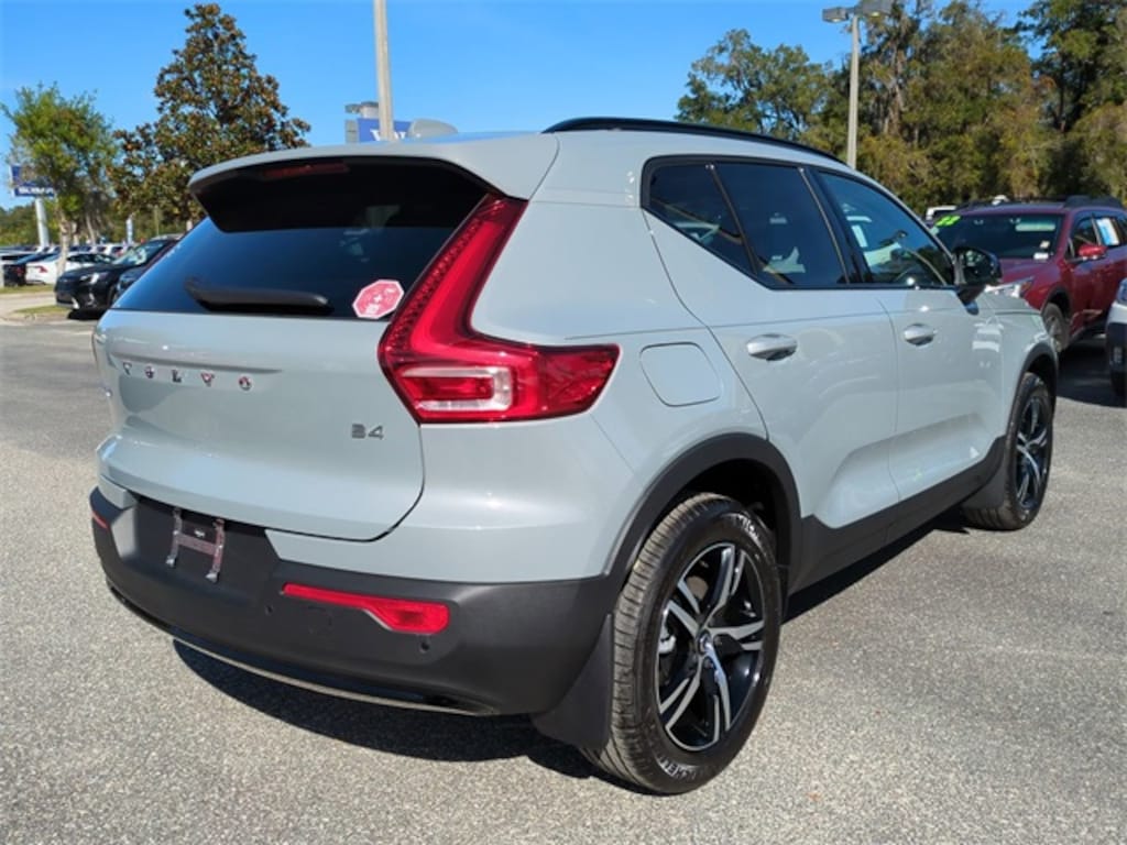 New 2026 Volvo XC40 B4 Core SUV