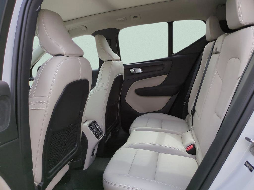 2026 Volvo XC40 Plus - Photo 10
