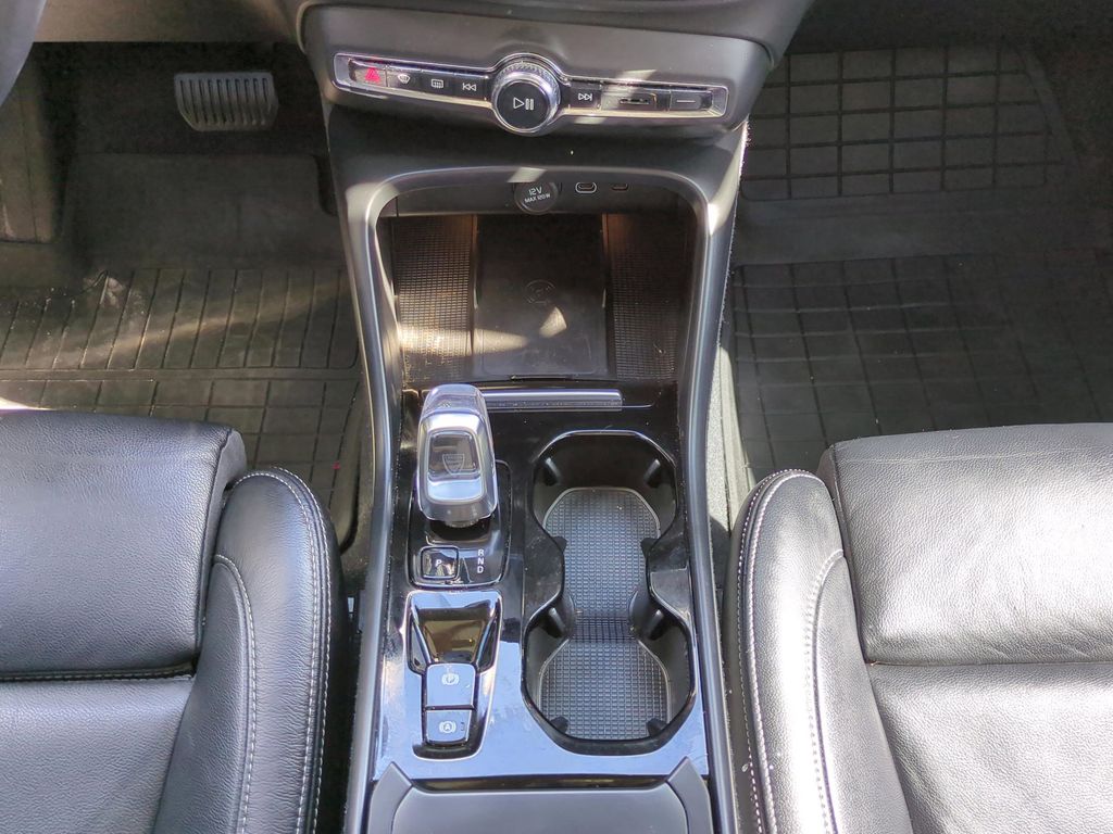 2023 Volvo XC40 Plus - Photo 15