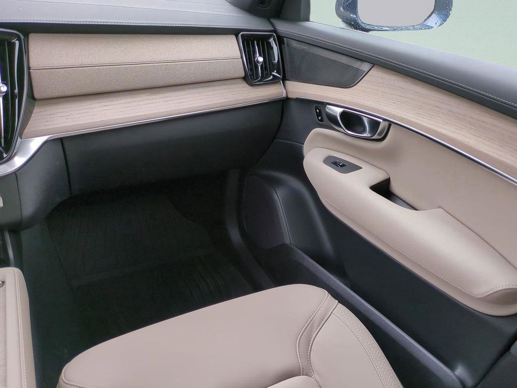 2026 Volvo XC90 Plus - Photo 13
