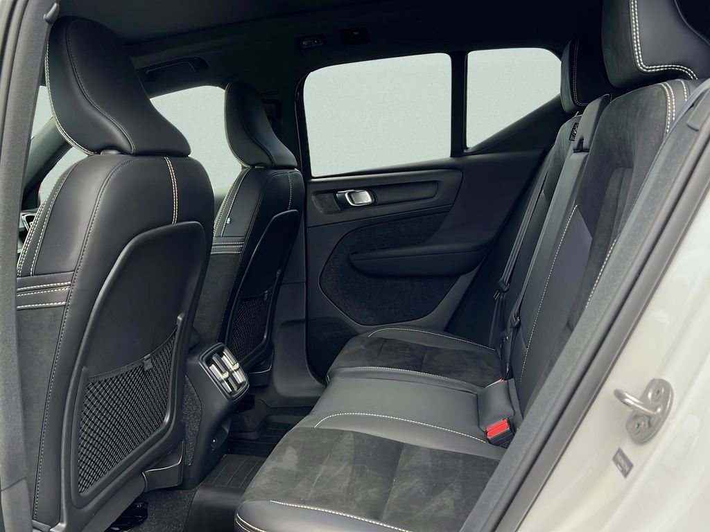 2022 Volvo XC40 R-Design - Photo 13