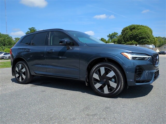 2025 Volvo XC60 Hybrid T8 Plus photo 2