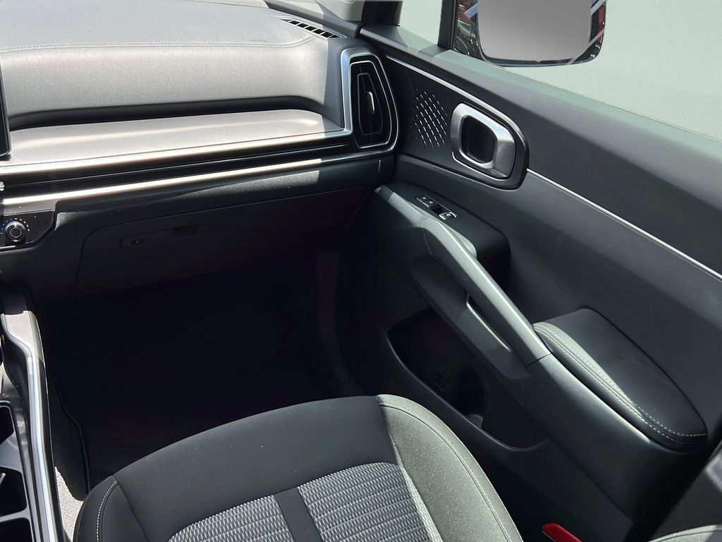 2025 Kia Sorento LX - Photo 16
