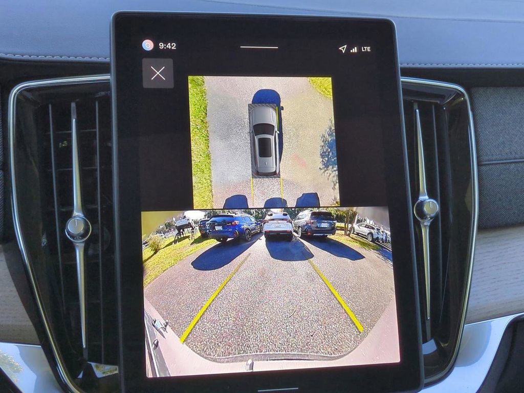 2026 Volvo XC90 Plus - Photo 17