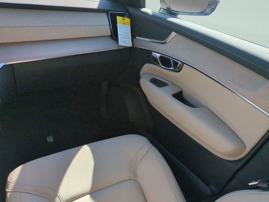 2026 Volvo XC90 Plus - Photo 14