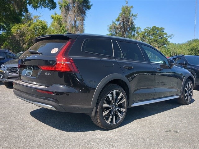 2025 Volvo V60 Cross Country B5 photo 4