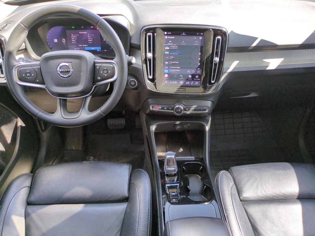 2023 Volvo XC40 Plus - Photo 11