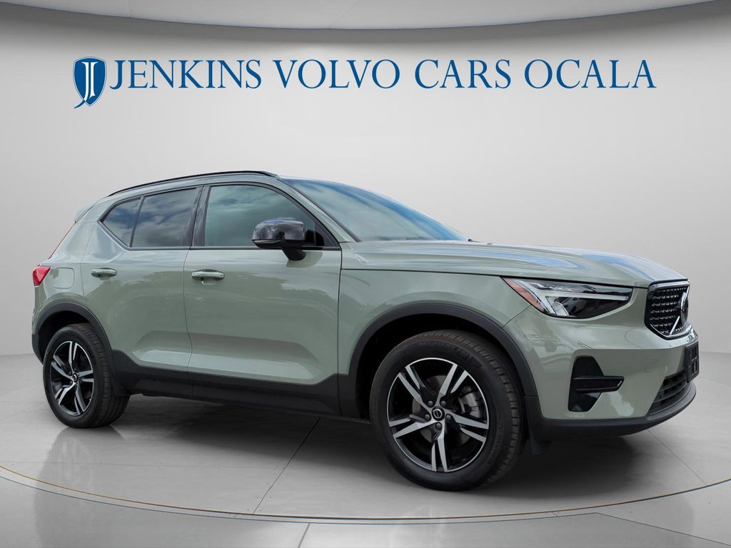 2024 Volvo XC40 B5 Core Dark AWD's photo