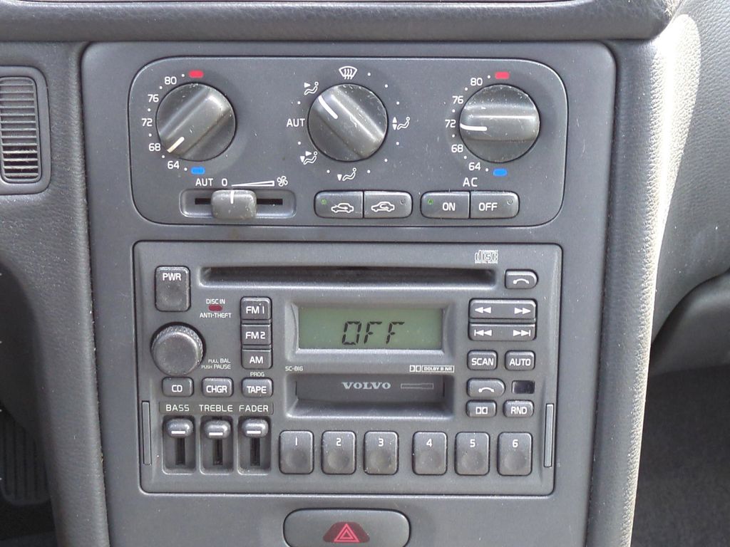 1999 Volvo V70 Base - Photo 14