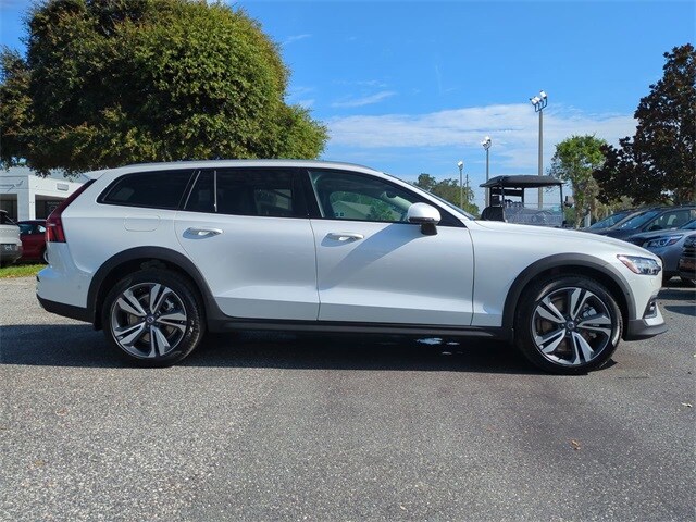 2026 Volvo V60 Cross Country B5 Plus photo 3