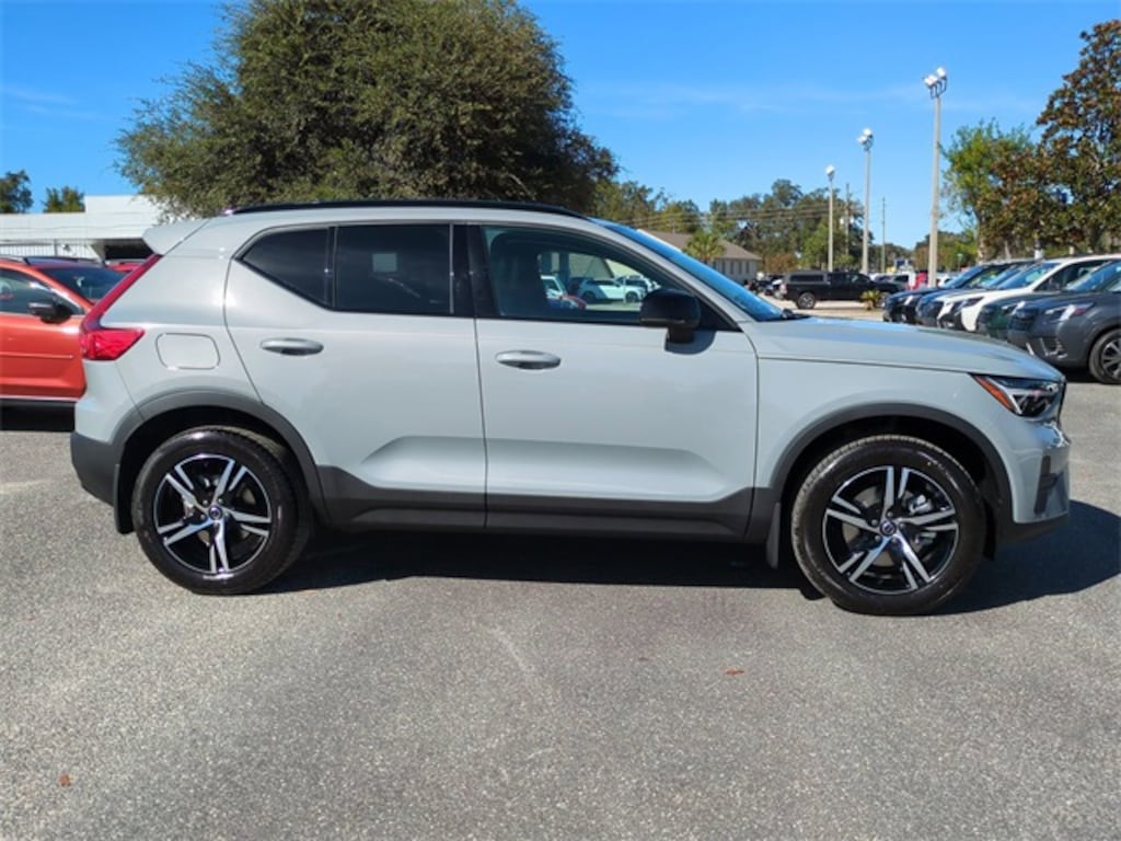New 2026 Volvo XC40 B4 Core SUV