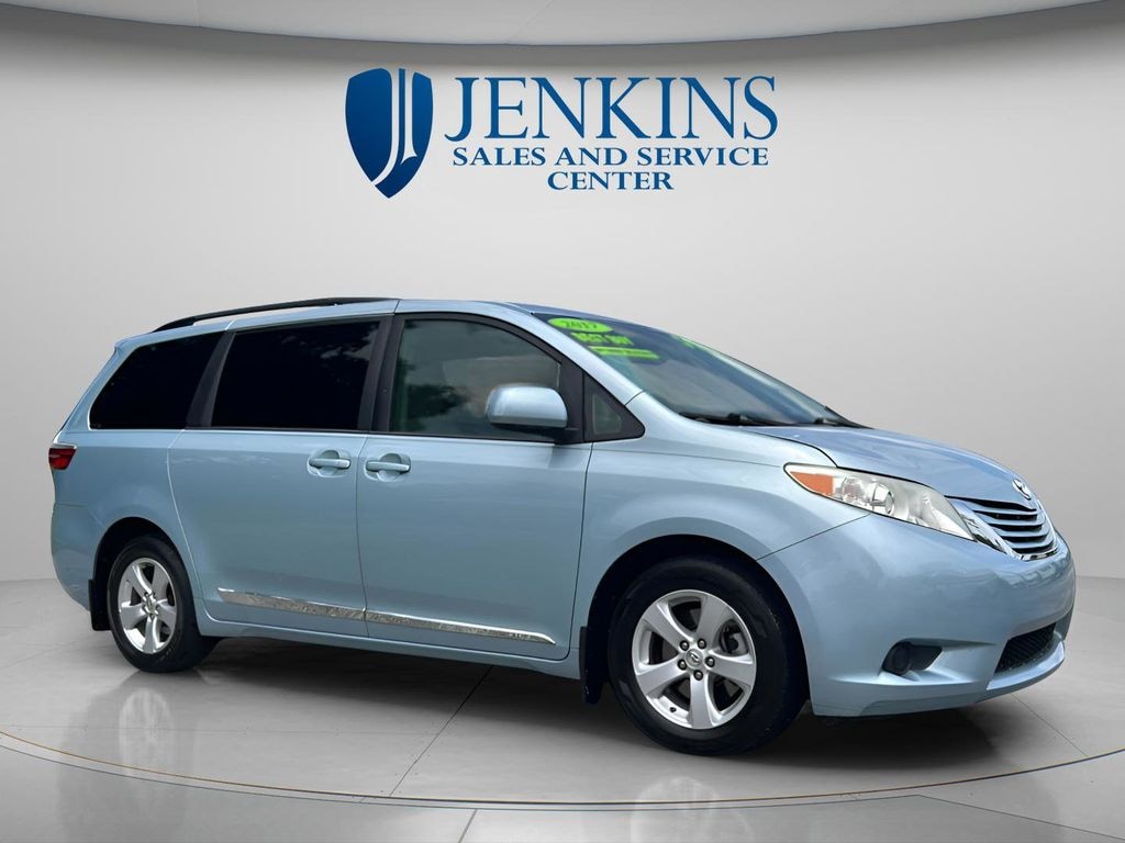 Used 2017 Toyota Sienna LE Minivan/Van