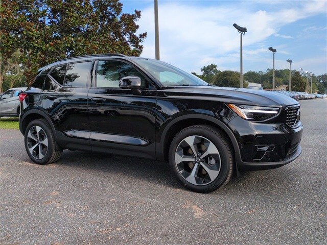2025 Volvo XC40 Plus photo 2