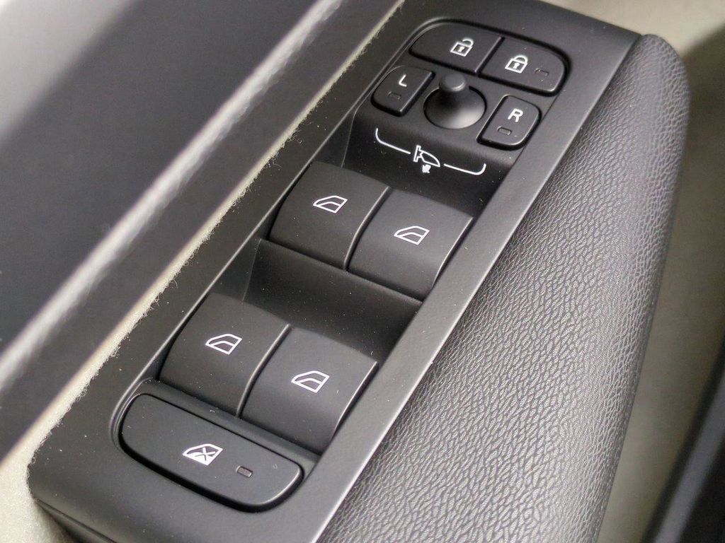 2026 Volvo XC40 Plus - Photo 21