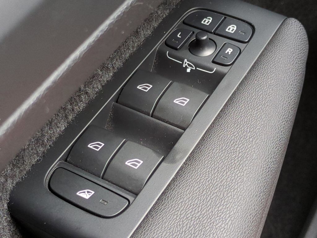 2024 Volvo XC40 Core - Photo 21