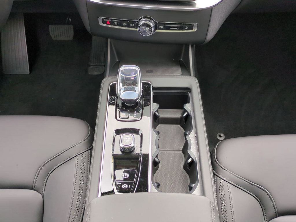 2026 Volvo XC90 Plus - Photo 17