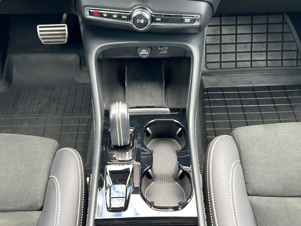 2022 Volvo XC40 R-Design - Photo 18