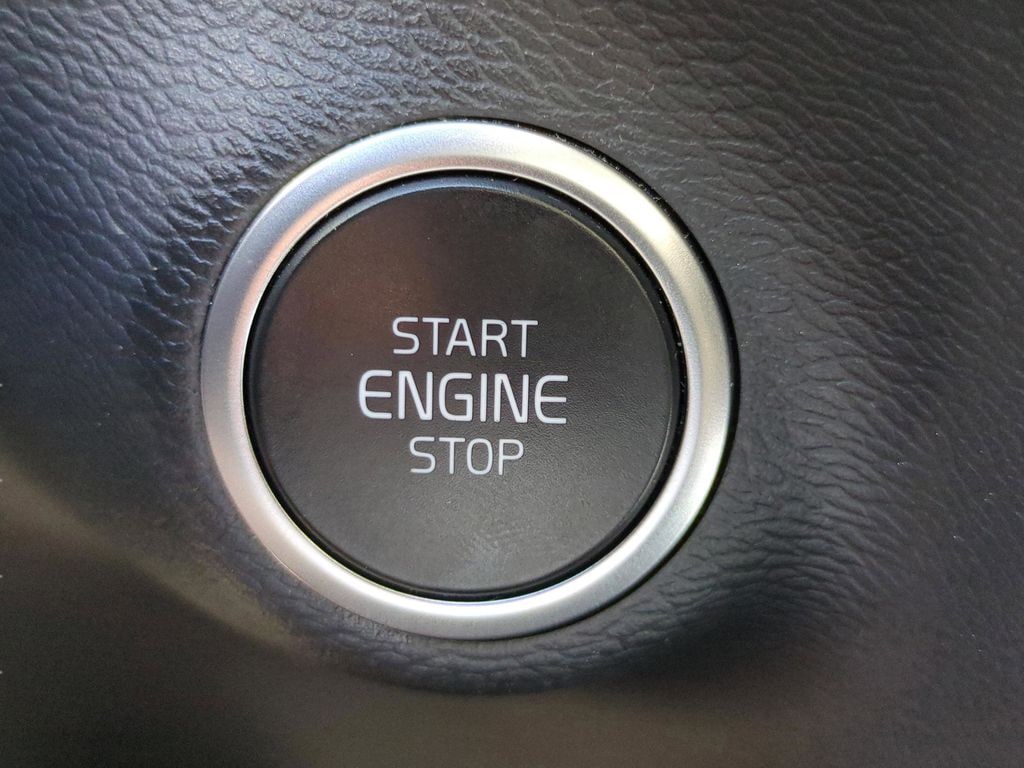 2023 Volvo XC40 Plus - Photo 25