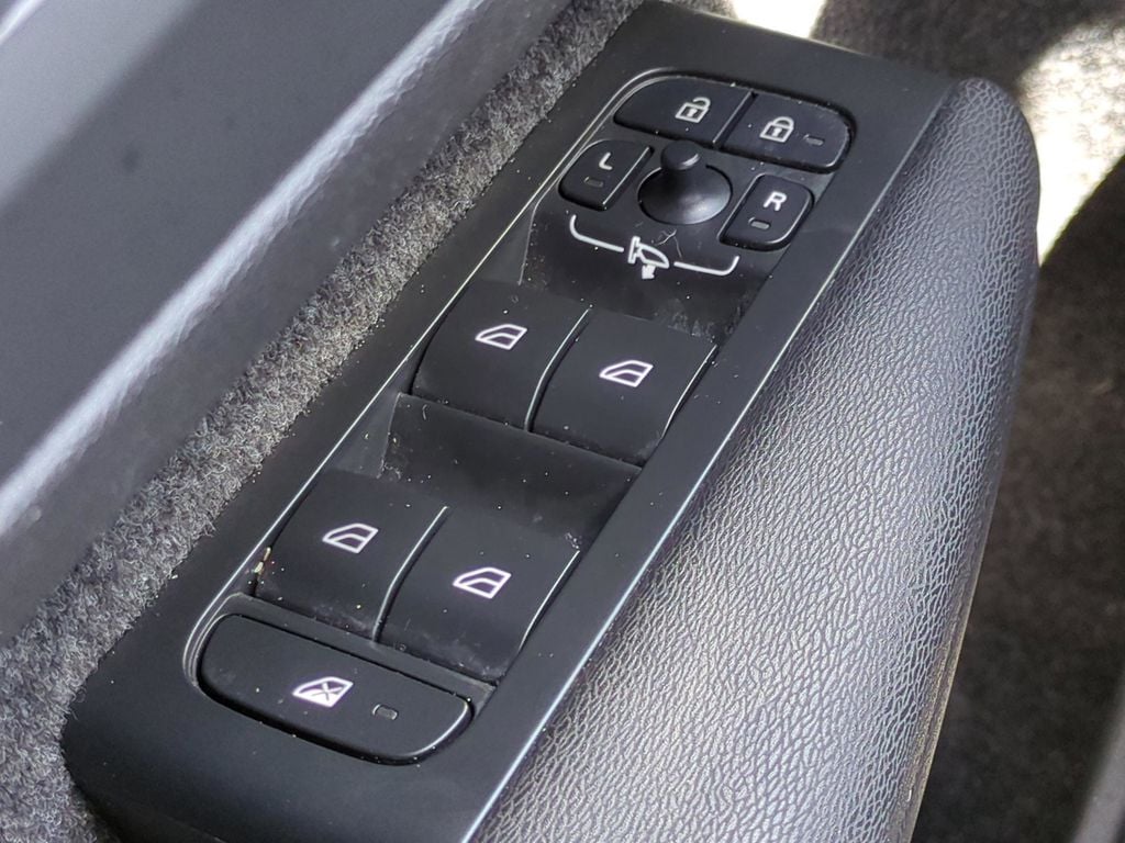 2023 Volvo XC40 Plus - Photo 21