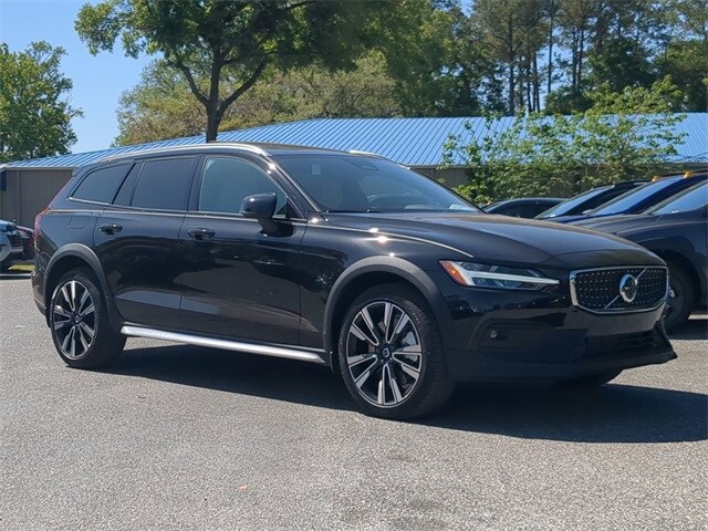 2025 Volvo V60 Cross Country B5 photo 2