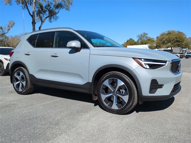 2025 Volvo XC40 Core photo 2