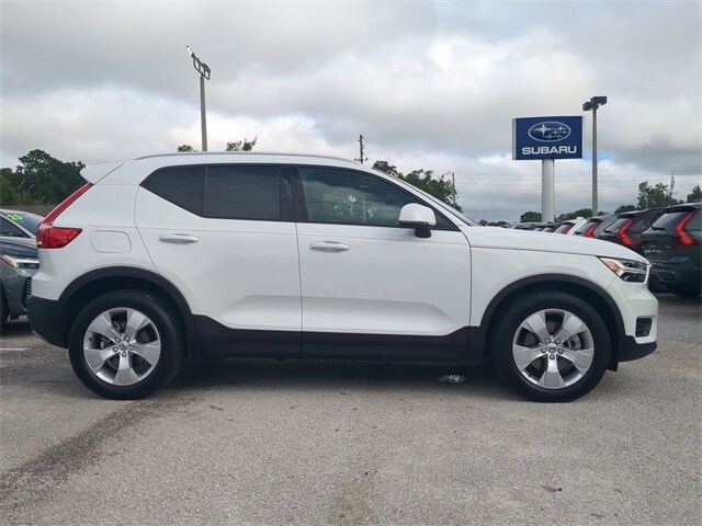 2020 Volvo XC40 Momentum photo 2