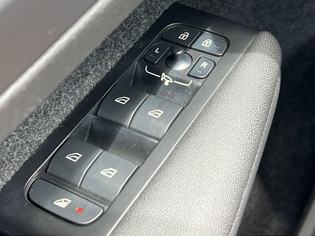 2022 Volvo XC40 R-Design - Photo 24