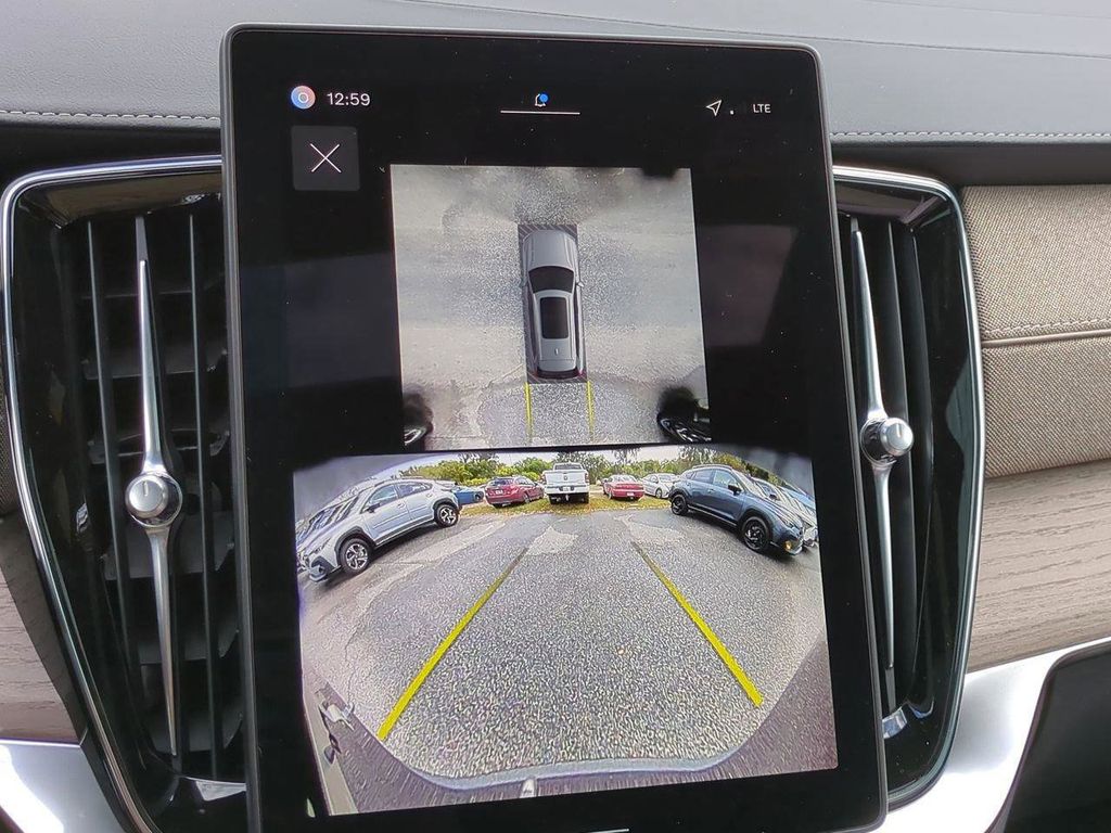 2026 Volvo XC90 Plus - Photo 17