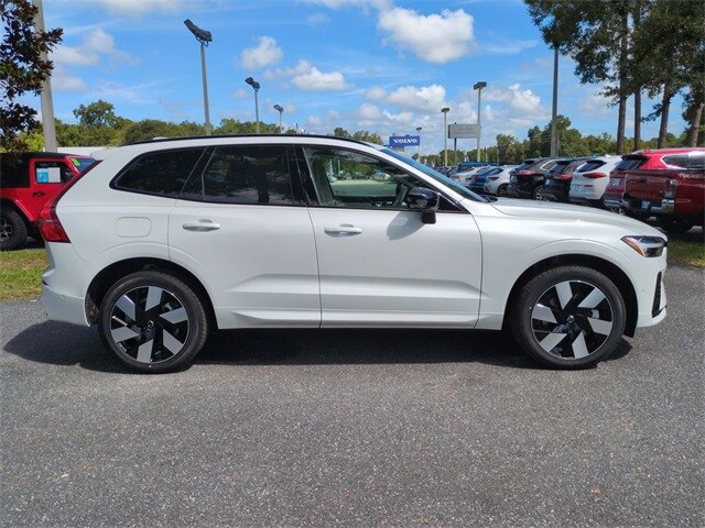 2025 Volvo XC60 T8 Plus photo 3
