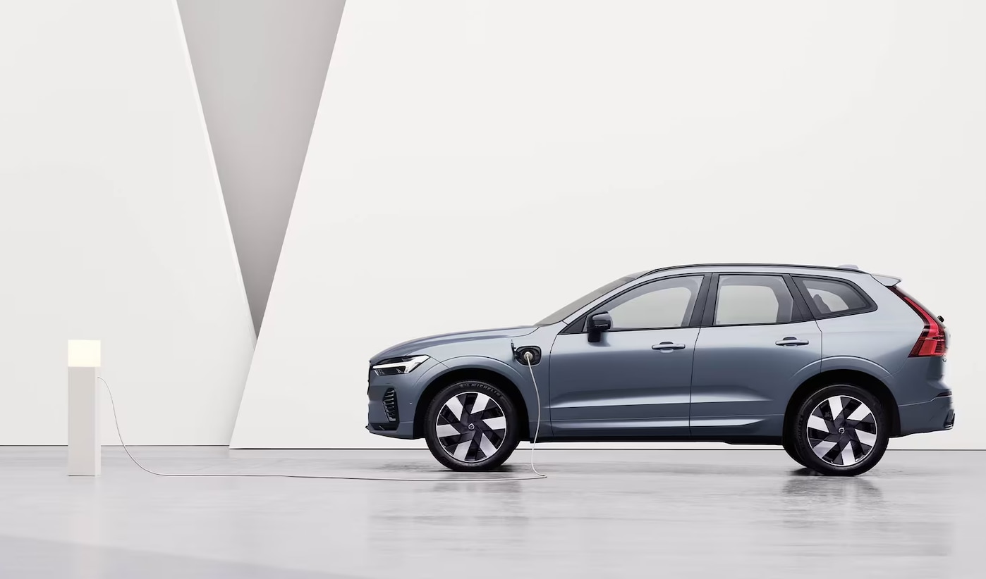 2024-volvo-xc60-recharge-side-view-charging.png