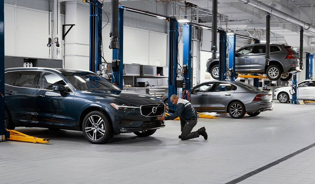 Volvo_Service_ServiceBay_close.jpg
