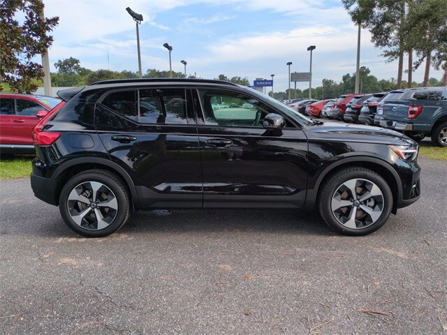 2025 Volvo XC40 Plus photo 3