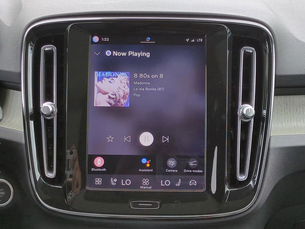 2024 Volvo XC40 Core | CarEdge | CarEdge