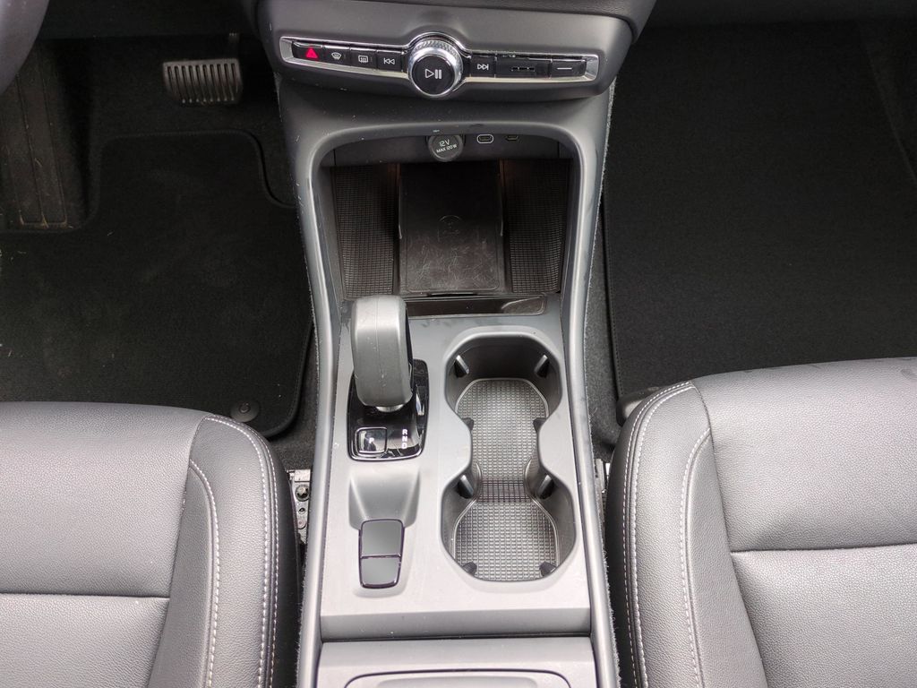 2024 Volvo XC40 Core - Photo 16