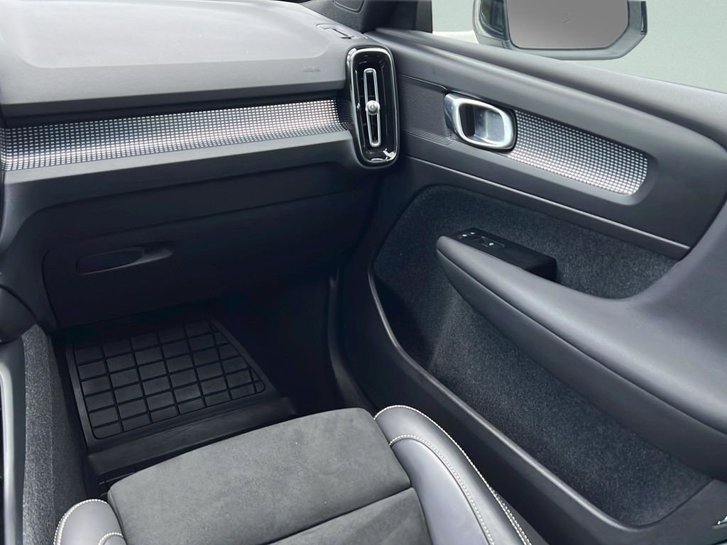 2022 Volvo XC40 R-Design - Photo 16