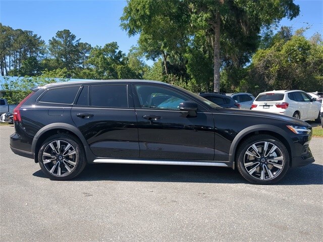 2025 Volvo V60 Cross Country B5 photo 3