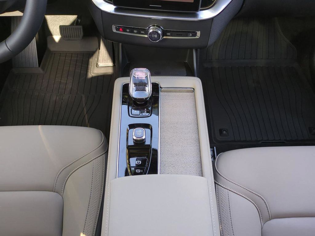 2026 Volvo XC90 Plus - Photo 17