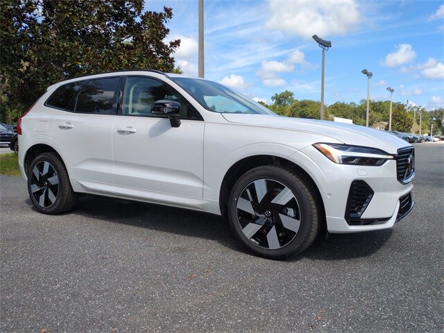 2025 Volvo XC60 T8 Plus photo 2