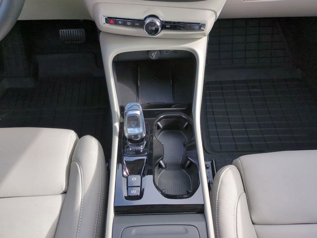 2026 Volvo XC40 Plus - Photo 15