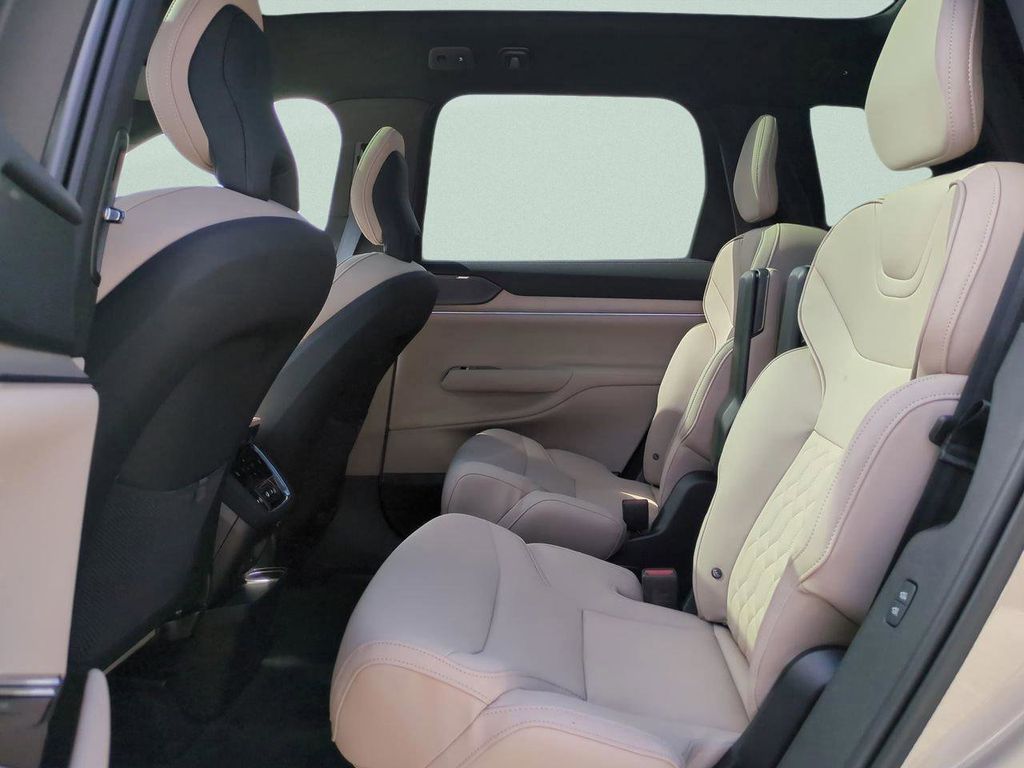2025 Volvo EX90 Ultra - Photo 12