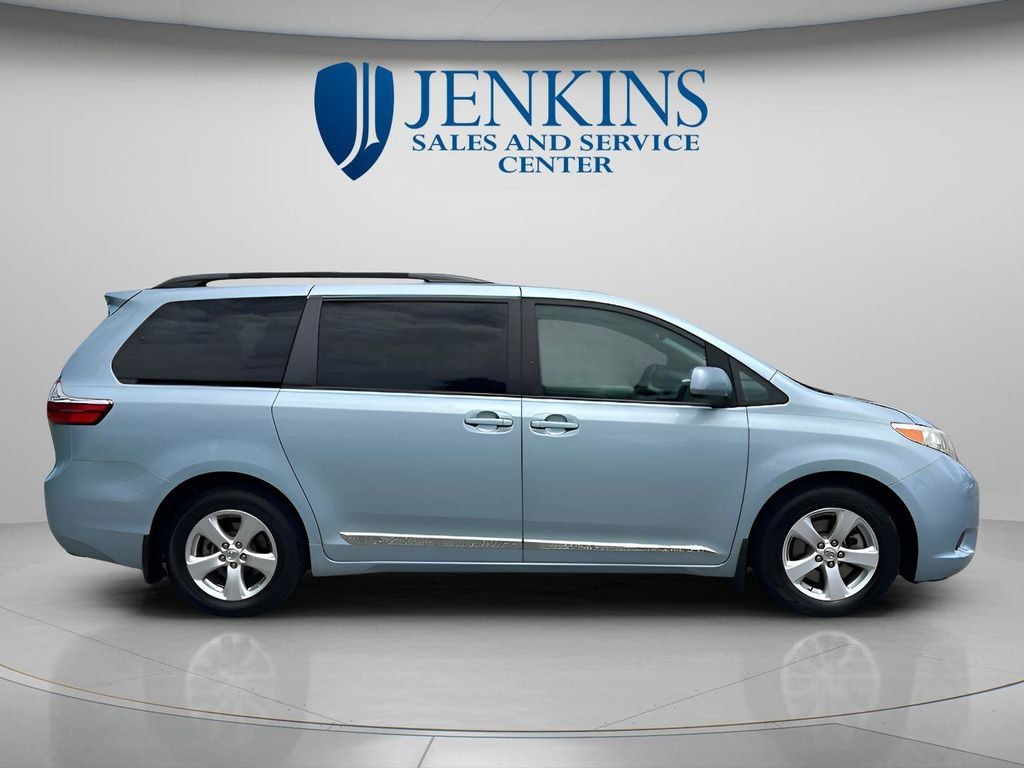 Used 2017 Toyota Sienna LE Minivan/Van